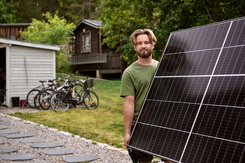 En man som bär en solpanel.